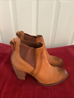 UGG Women's Tan Leather Chelsea Ankle Boots. Size 7